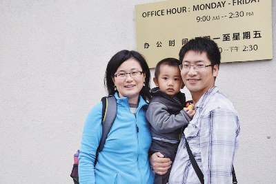 中国侨网杨锦陈（右）带着孩子申请回中国旅行证。（美国《世界日报》/王湛 摄） 