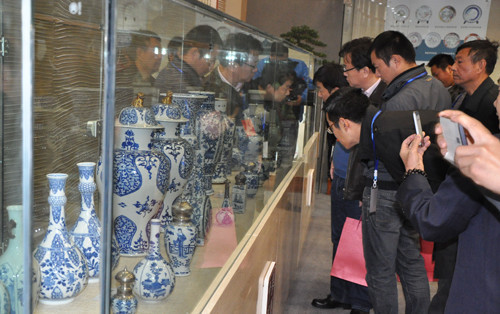 中国侨网18日，瓷器爱好者参观瓷器展。