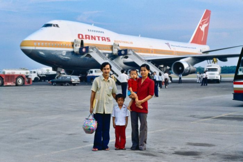 中国侨网一个越南家庭早前乘澳航飞机抵澳。（澳洲广播公司）