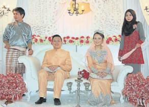 大马华裔夫妇举办马来式婚礼体现大马多元文化
