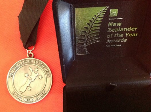 中国侨网新西兰荣誉国民英雄奖章由新西兰国有克威银行(Kiwibank)及奥克兰大学赞助，旨在表彰那些为全国各地做出不平凡贡献的无名英雄，是一项国家最高荣誉。(图片来源：澳纽网)