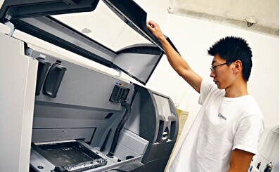 中国侨网张京一展示彩色3D打印机。（加拿大《星岛日报》）