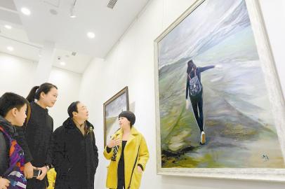中国侨网85后海归女孩在成都办画展。(李向雨 摄)