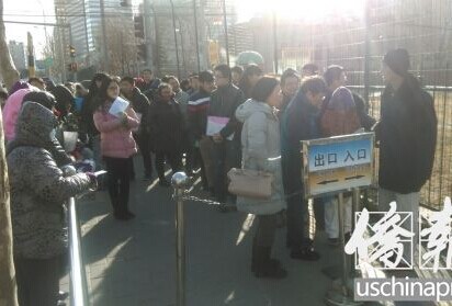 中国侨网在美国驻华大使馆门口排队等待签证面试的人群。（美国《侨报》/王伶羽 摄）