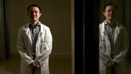 中国侨网目前该华裔医生的手臂和手都已经完全康复，已经重返工作岗位。(《墨尔本日报》)