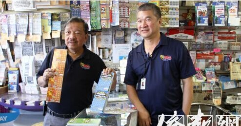 中国侨网加州彩票局亚太裔市场负责人向消费者推销新产品。（美国《侨报》/邱晨 摄）