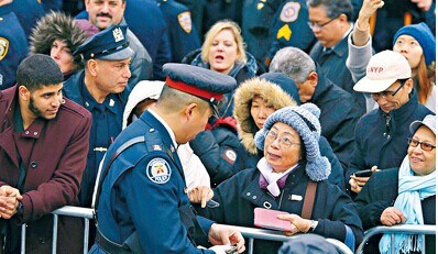 中国侨网多伦多华裔警官出席刘文健丧礼。（加拿大《星岛日报》）