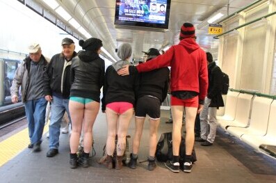 中国侨网捷运站上可以看到不少只穿内裤等待高架列车的乘客。（加拿大《世界日报》/倪怡婧 摄） 