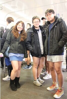 中国侨网留学生Cindy（左）、Jammie（中）也大胆一脱。（加拿大《世界日报》/倪怡婧 摄） 