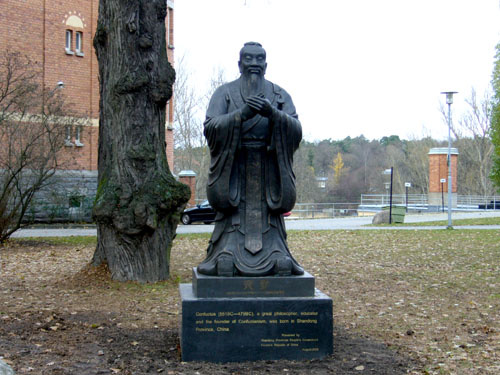 中国侨网斯德哥尔摩大学北欧孔子学院孔子雕像