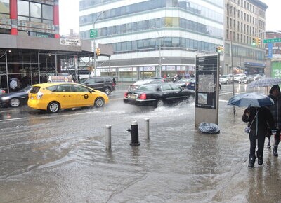 中国侨网纽约华埠道路积水严重，行人走路困难。(美国《世界日报》/高梦梓 摄) 