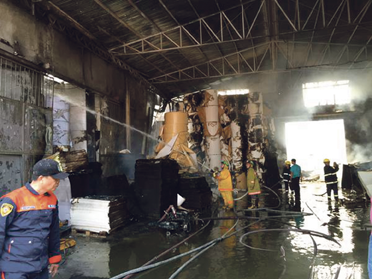 菲律宾一华商仓库发生火灾建筑物火势蔓延迅速