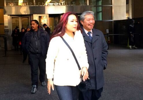 中国侨网魏燕华与律师助理走出法庭，喜悦还挂在她的脸上。（美国《侨报》/宋?D 摄）