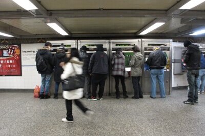 中国侨网MTA全线涨价，华人通勤族不满。(美国《世界日报》/李雪 摄) 