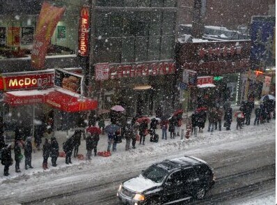 中国侨网由于雪天公交车延误，下班时间提前，法拉盛街头就排起了等待公交车的长龙。(美国《世界日报》/李雪 摄)
