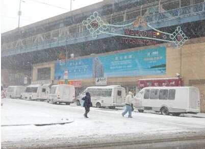 中国侨网纽约华埠发往布鲁克林的小巴受暴风雪影响，26日班次减半。(美国《世界日报》/李雪 摄)