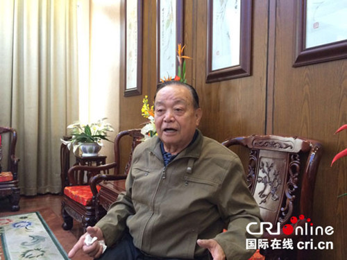中国侨网叶举彬谈起终身热爱的中医事业。（国际在线）