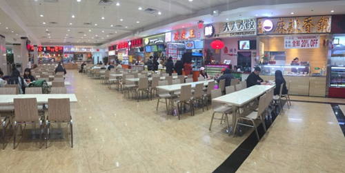 中国侨网新开张的美食广场的近30个商铺中有四家麻辣香锅。(美国《世界日报》/李雪 摄)