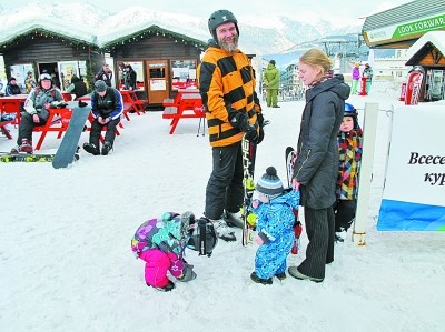 中国侨网图为在高山滑雪场度假的俄罗斯人。（《光明日报》）