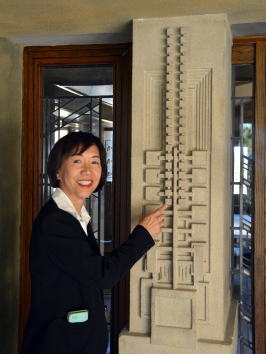 中国侨网华人女建筑师丁晓龄手指Hollyhock House的蜀葵图案。（美国《世界日报》/张宏 摄）