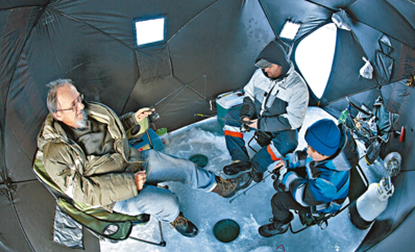 中国侨网发烧友们往往会自己带专门的冰钓帐篷。（加拿大《星岛日报》）