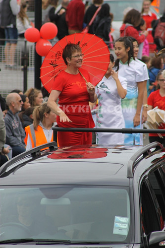 中国侨网新西兰首都惠灵顿的市长Celia Wade-Brown身穿旗袍将新年庆祝活动推向高潮。（新西兰天维网）