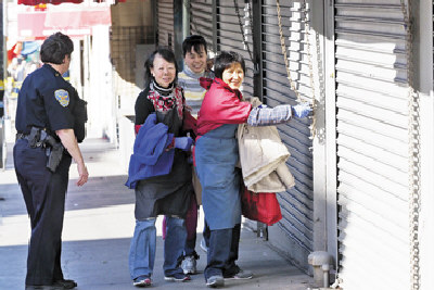 中国侨网街上漏瓦斯，商店锁上大门店员疏散。（美国《世界日报》/关文杰摄影）