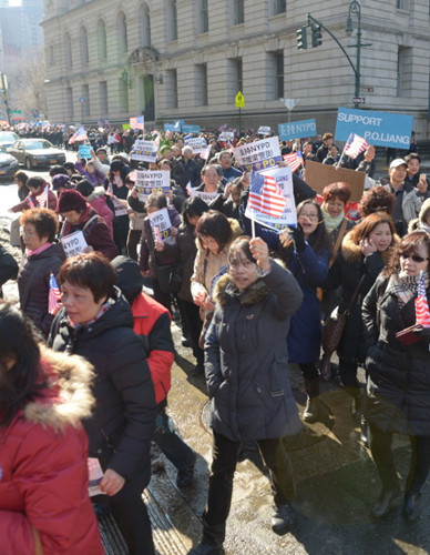 中国侨网大纽约华人小区8日在纽约市曼哈顿下城大规模游行，3000多人高举着标语，以实际行动声援梁彼得警员。(美国《世界日报》/许振辉 摄)