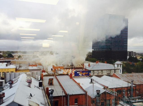 墨尔本一中餐馆发生大火幸50名消防员紧急扑灭
