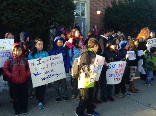 中国侨网173小学的学生和家长在学校门口前抗议葛谟政府提出的教育改革计划。（美国《侨报》/廖熙佩提供）