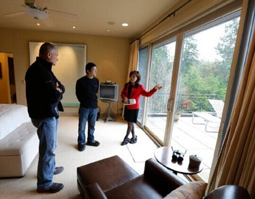 中国侨网美国西雅图地区的房产经纪珍妮李带领中国买家看房。（美国中文网资料图）