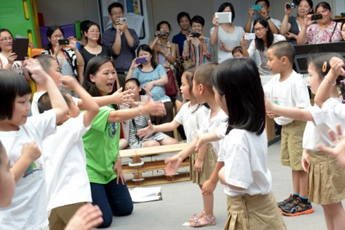 中国侨网纽约华埠一个学前班的活动上，包括新移民在内的家长们观看孩子的表演。（美国《世界日报》档案照）