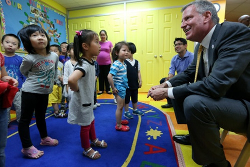 中国侨网纽约市长白思豪曾参观拥有不少刚来美学童的华协会学前班，和华童开心互动。(美国《世界日报》档案照)
