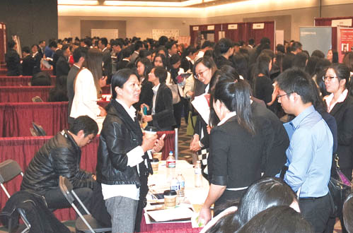 中国侨网3000多名高校华裔学生竞争200个职位。（美国《星岛日报》/庞可阳 摄）