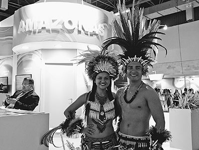 中国侨网在巴西亚马逊展台，工作人员身着当地印第安人服饰迎接参观者。（《人民日报》/侯露露 摄)