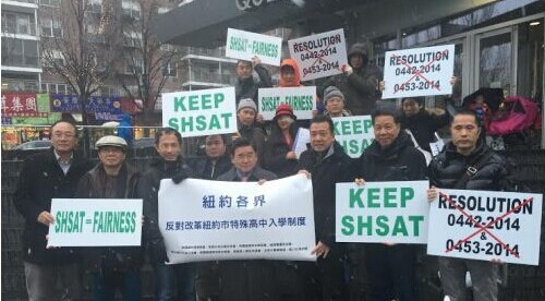 中国侨网示威抗议者手举标牌抗议。（美国《侨报》资料图/邹斌 摄）