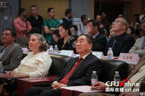 中国侨网中国驻埃及大使宋爱国（前排右一）出席比赛活动。（国际在线/张一夫 摄）