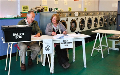 中国侨网一家位于牛津的自助洗衣房再次被用作投票站。（新京报）