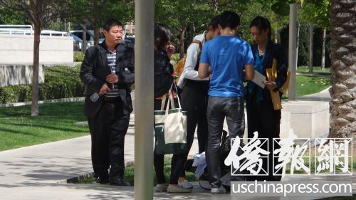 中国侨网部分“证人”逃回中国前最后一次出庭。（美国《侨报》/高睿 摄）