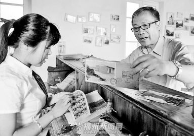 中国侨网旅美71岁老华侨收集家乡老信封、邮票（《福州晚报》）