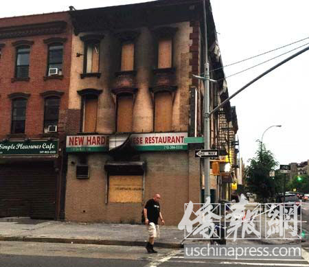 纽约一汽车失控撞进中餐馆引发大火将餐馆烧毁