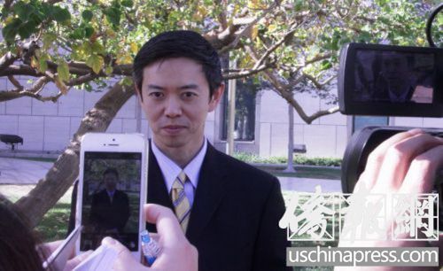 中国侨网梁志毅被撤换辩护律师后在法庭外接受媒体的采访。（美国《侨报》/邱晨 摄）