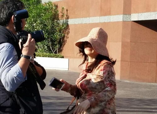 中国侨网审判中国贪官案洛杉矶登场，赵世兰走出法庭被媒体围堵。（美国《世界日报》/丁曙 摄）