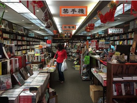 中国侨网由于国际快递价格不菲，降低了网络对华文书店的冲击。(美国《世界日报》/李雪 摄)