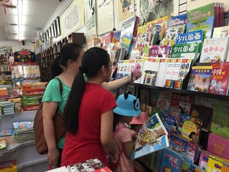 中国侨网儿童书籍是华文书店里销量最好的书籍类别之一。(美国《世界日报》/李雪 摄)
