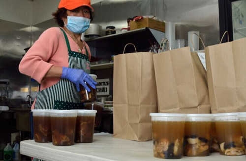 中国侨网月子餐的工作人员准备外送鸡骨汤。（美国《世界日报》/朱泽人 摄)