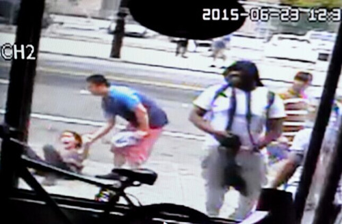 中国侨网林英(左一)被暴打在地，餐馆厨师(左二)上前保护也挨拳。(美国《世界日报》/朱泽人 摄)