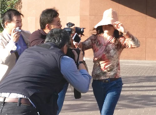中国侨网赵世兰于5月18日出庭后，被在法院外等候的记者围着拍照。她并没有对案件作任何回应。（美国《星岛日报》档案照/黄松 摄）