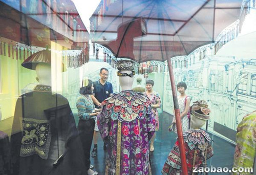 新加坡土生华人的生活习俗和服装融合华人、马来人和西方文化，让中国游客感到新奇。（新加坡《联合早报》/梁麒麟
