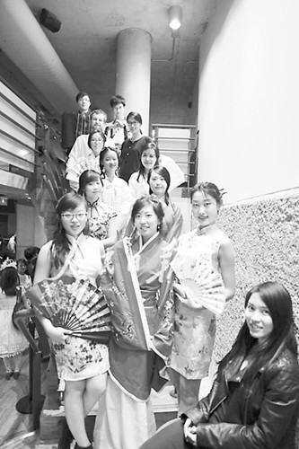 2014年，美国约克大学的多元文化节上，中华文化社团的社员们穿上汉服，表演舞蹈，吸引了大家的关注。（人民日报海外版）